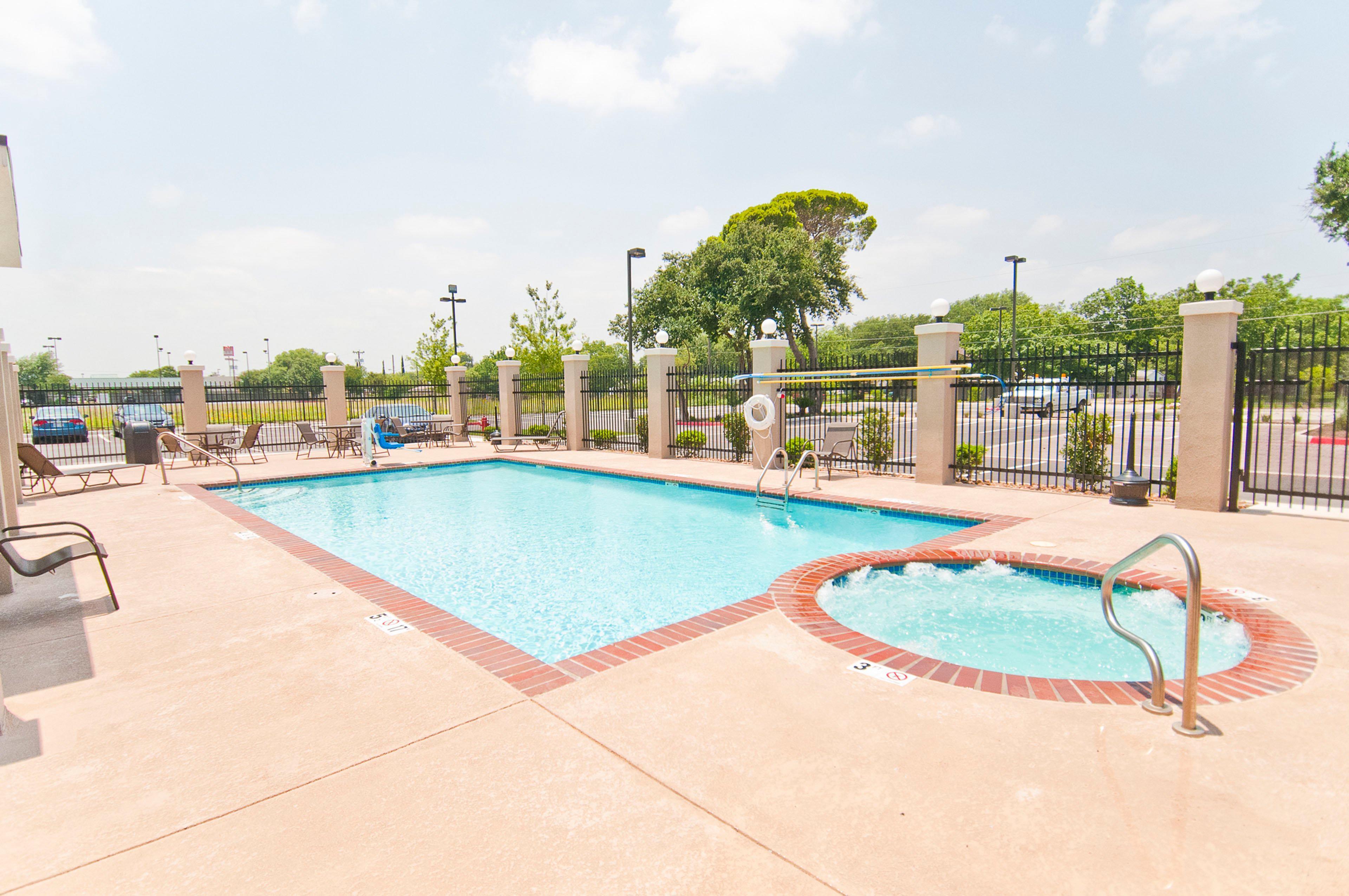 Holiday Inn Express & Suites San Antonio Frost Bank Center By Ihg מראה חיצוני תמונה