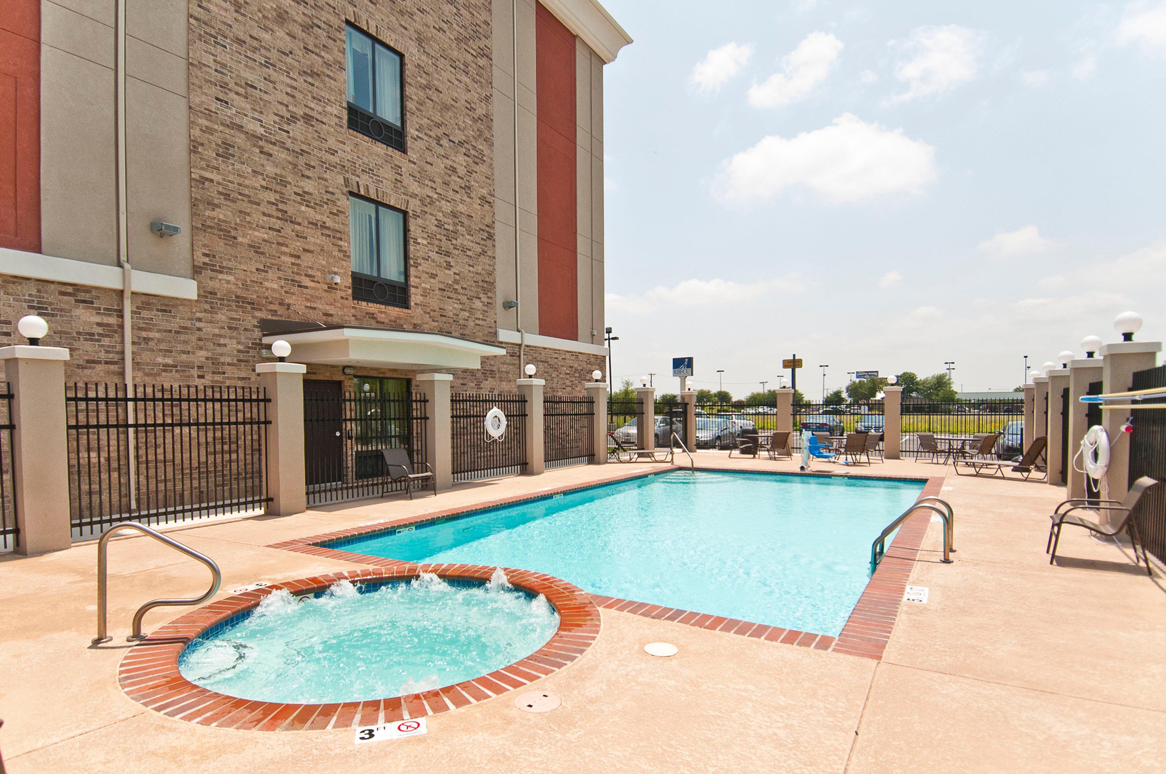 Holiday Inn Express & Suites San Antonio Frost Bank Center By Ihg מראה חיצוני תמונה