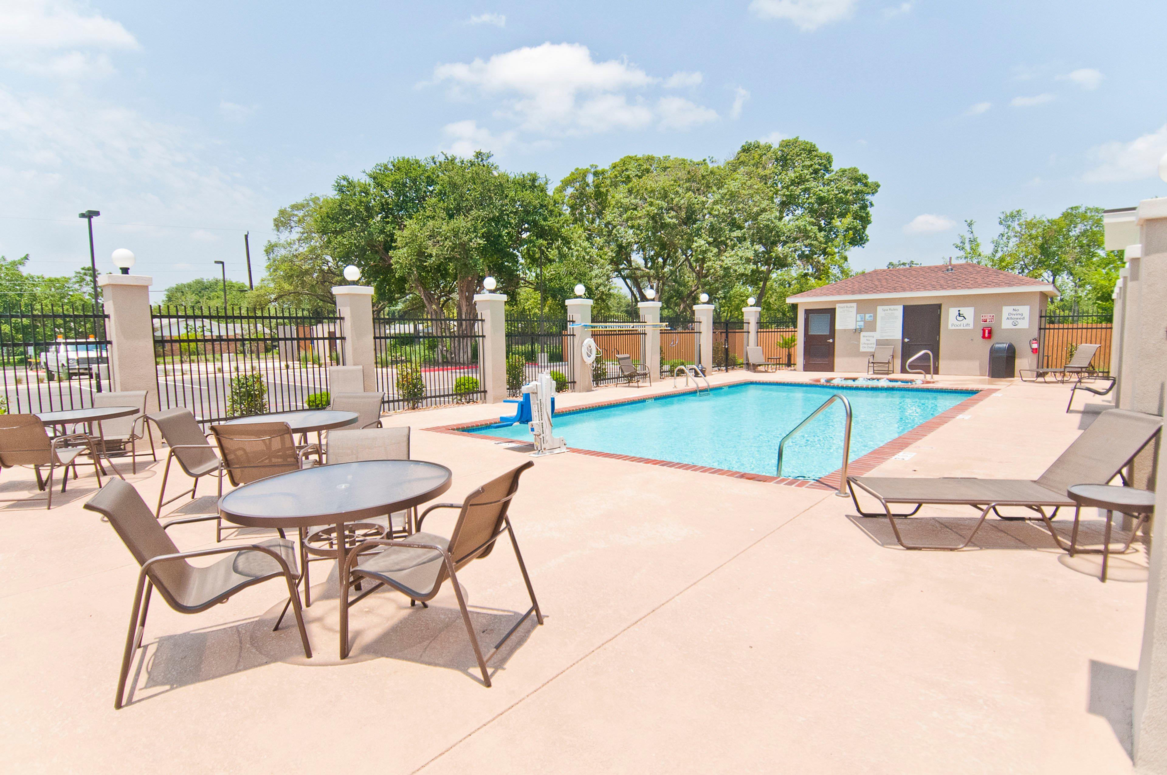 Holiday Inn Express & Suites San Antonio Frost Bank Center By Ihg מראה חיצוני תמונה