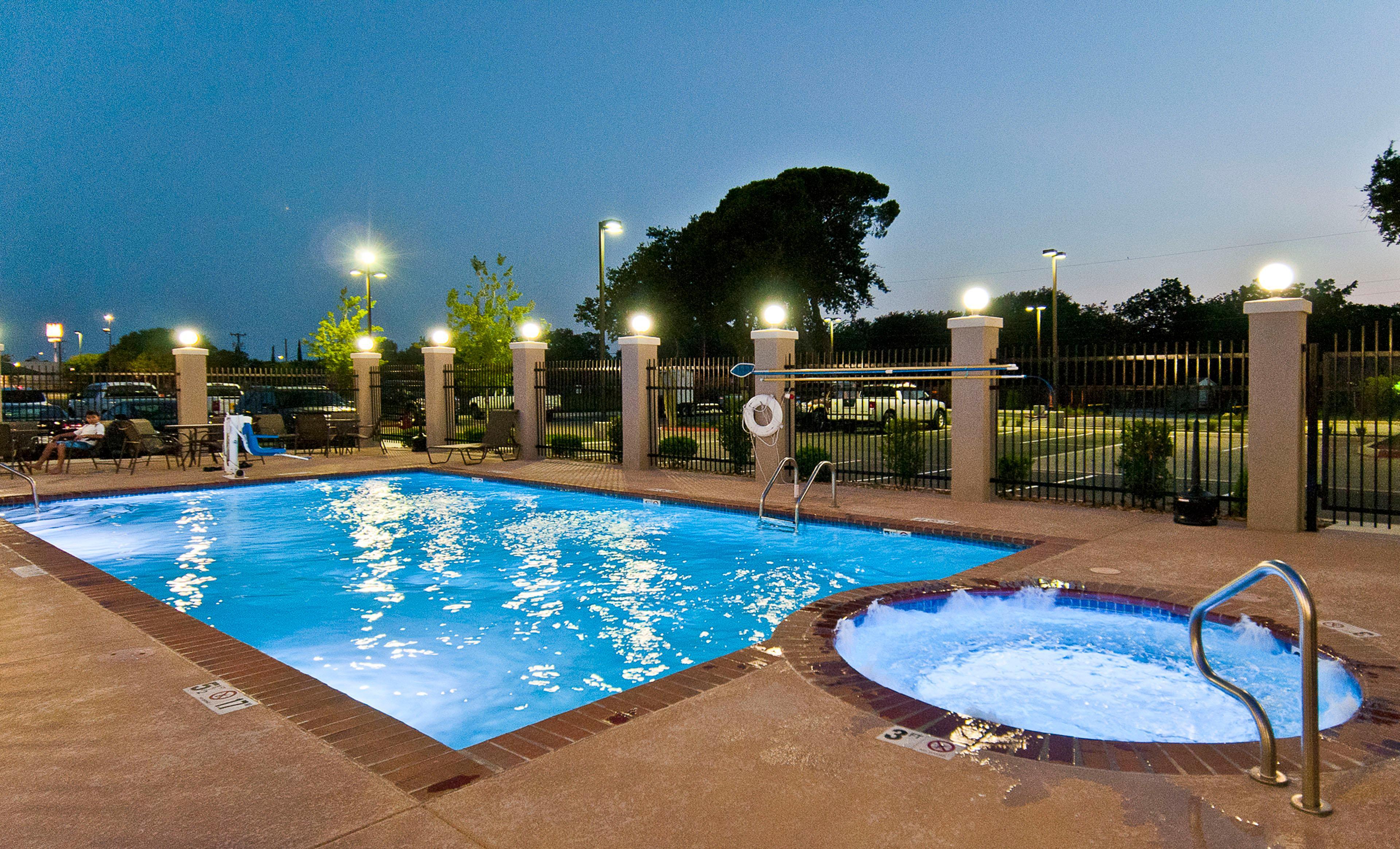 Holiday Inn Express & Suites San Antonio Frost Bank Center By Ihg מראה חיצוני תמונה