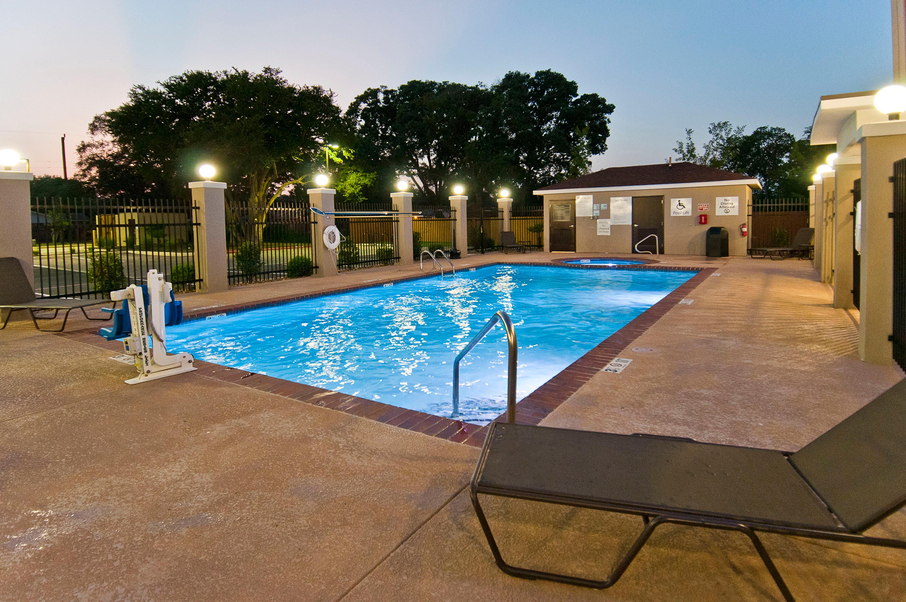 Holiday Inn Express & Suites San Antonio Frost Bank Center By Ihg מראה חיצוני תמונה